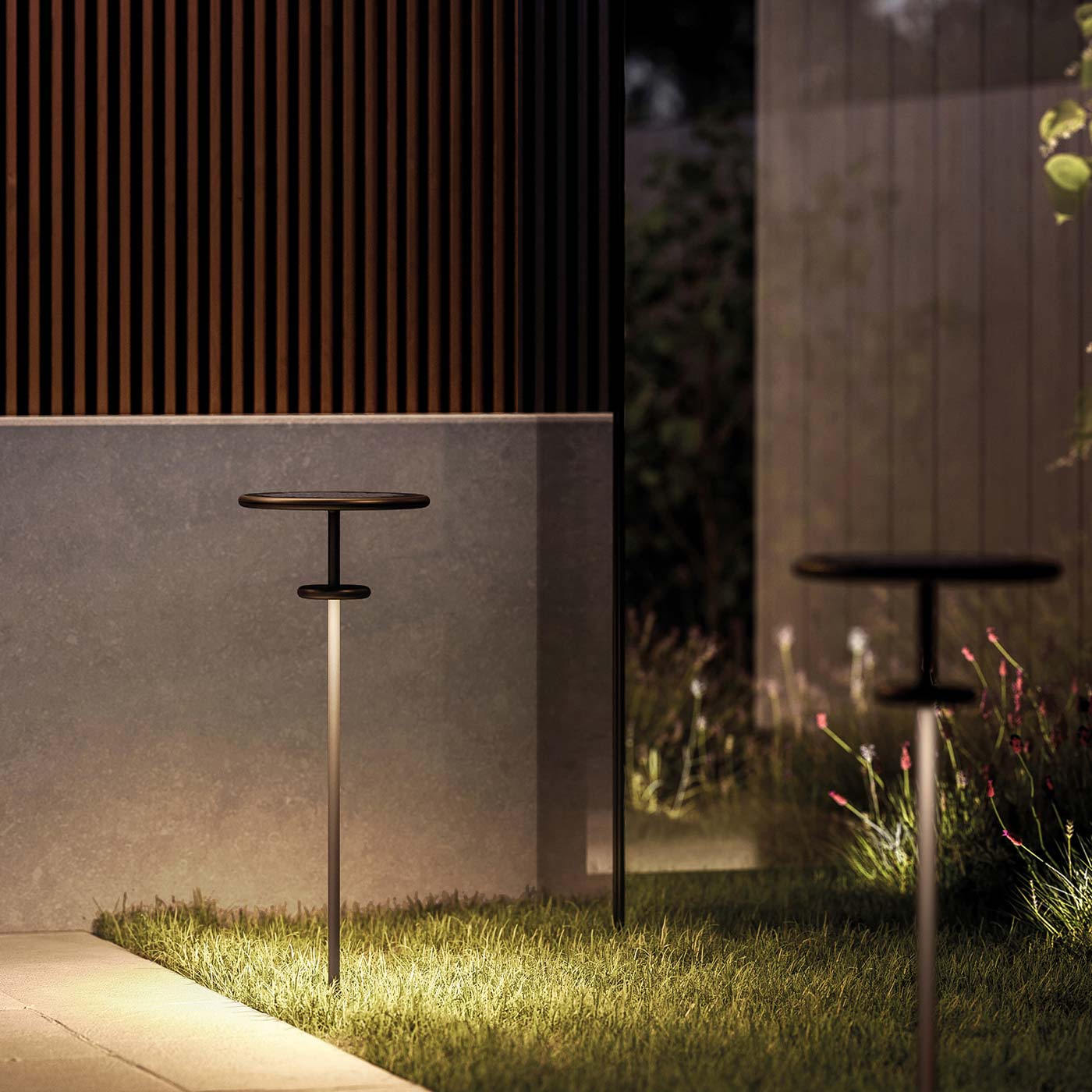 2 Klewe Planet B Akku-Solarlaterne, die in Rasen befestigt sind und für schönes Licht im Garten sorgen